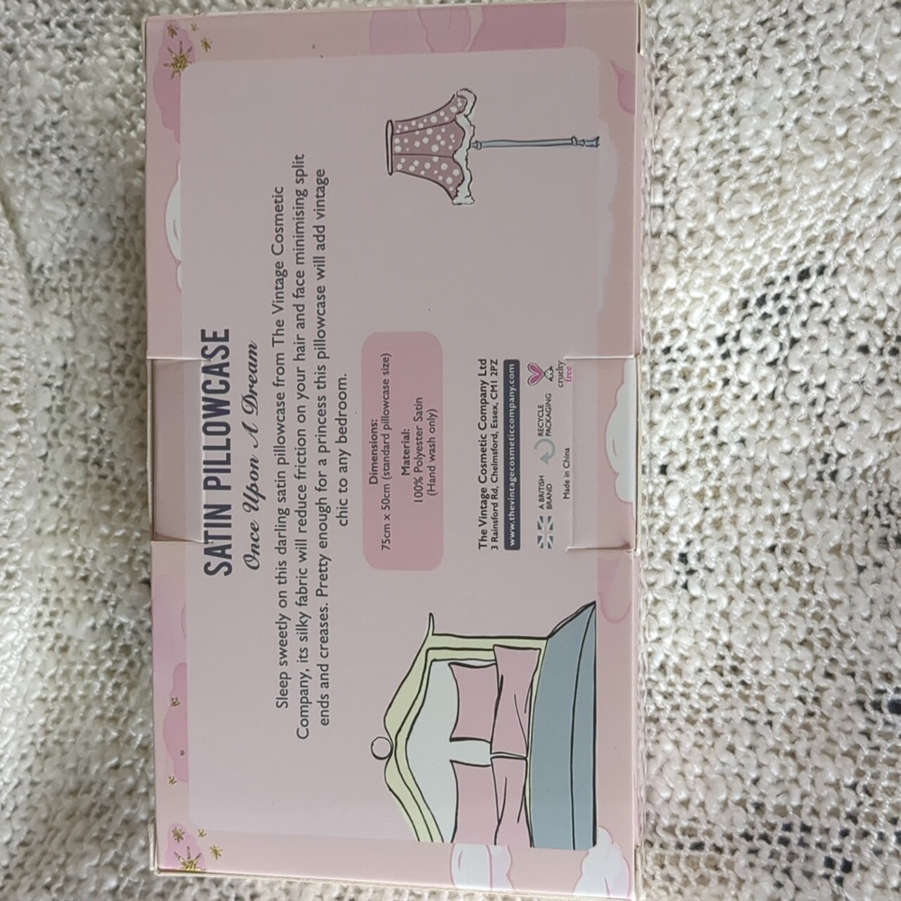 GlossyBox Barbie Cleanser&Box/Hydrating Mist&Vintage Cosmetic Satin Pillowcase - Picture 4 of 16